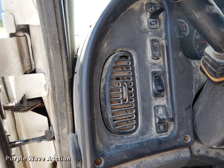 image for item II9677 2006 Freightliner Business Class M2  truck cab and chassis