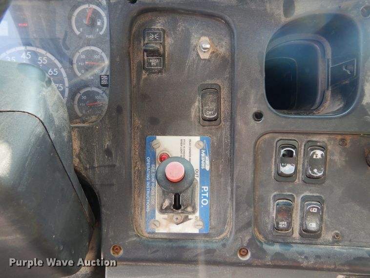 image for item II9677 2006 Freightliner Business Class M2  truck cab and chassis