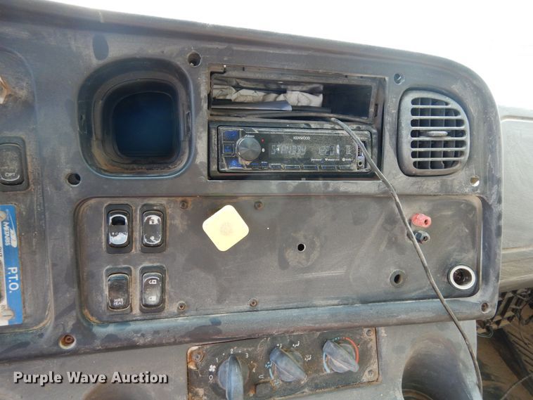 image for item II9677 2006 Freightliner Business Class M2  truck cab and chassis