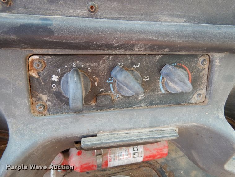 image for item II9677 2006 Freightliner Business Class M2  truck cab and chassis