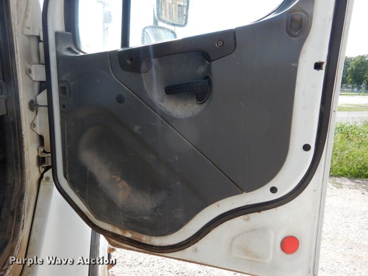 image for item II9677 2006 Freightliner Business Class M2  truck cab and chassis