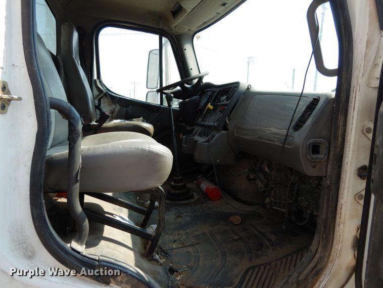 image for item II9677 2006 Freightliner Business Class M2  truck cab and chassis