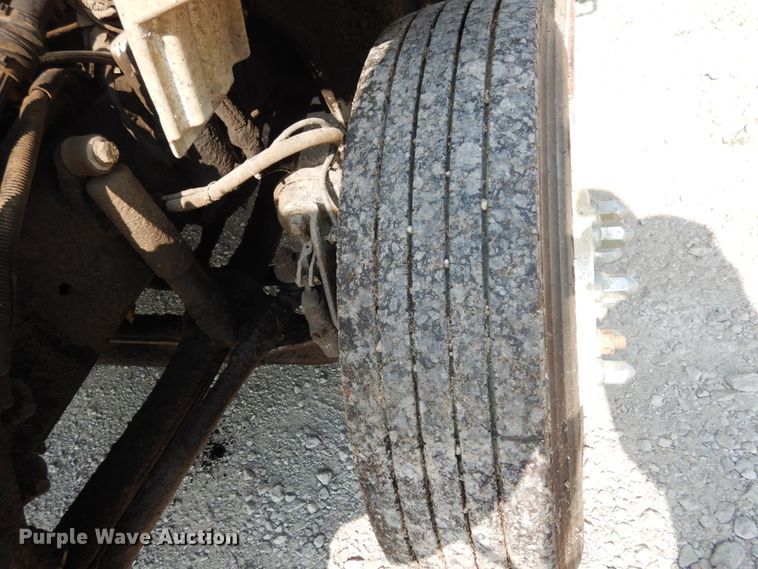 image for item II9677 2006 Freightliner Business Class M2  truck cab and chassis