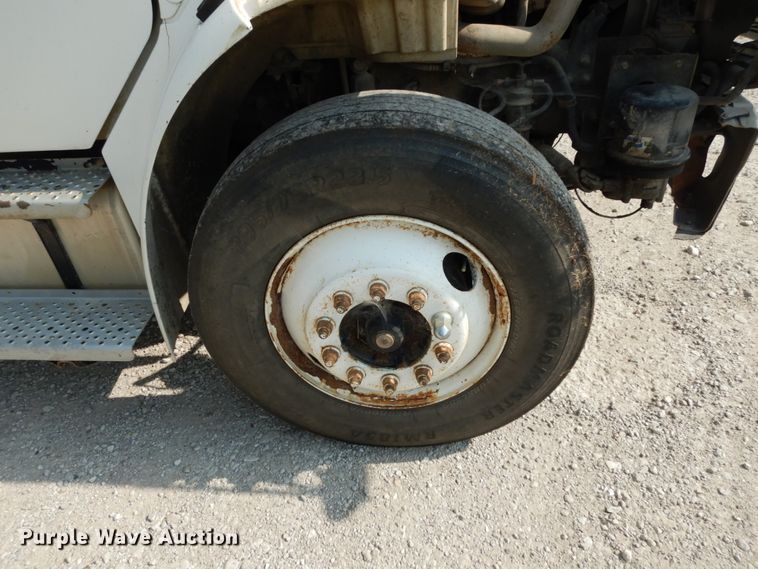 image for item II9677 2006 Freightliner Business Class M2  truck cab and chassis