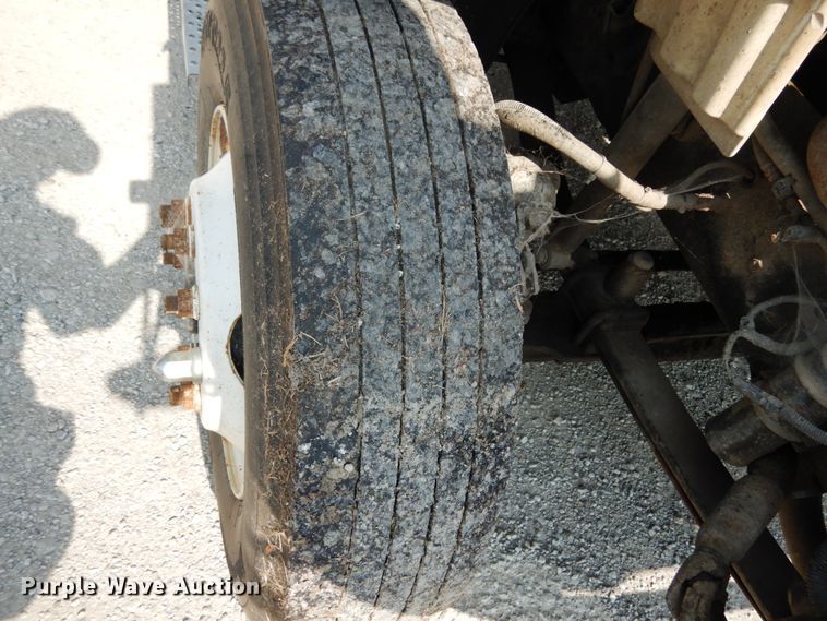 image for item II9677 2006 Freightliner Business Class M2  truck cab and chassis