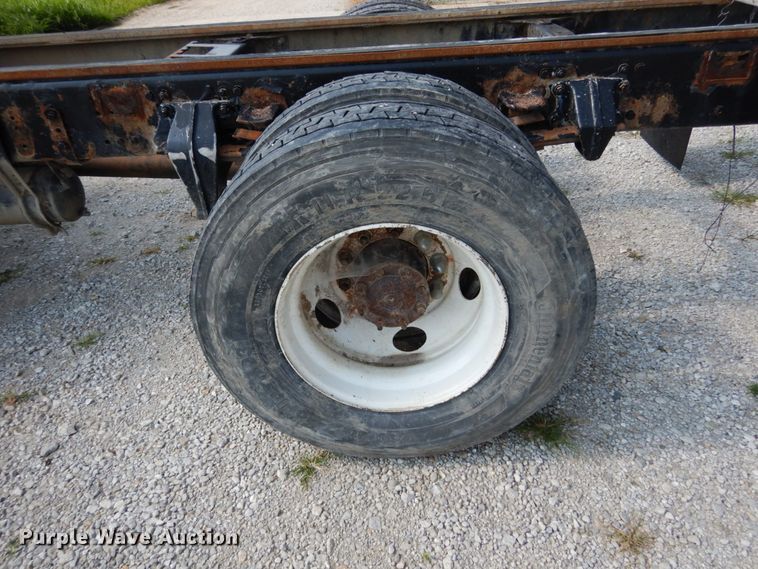 image for item II9677 2006 Freightliner Business Class M2  truck cab and chassis