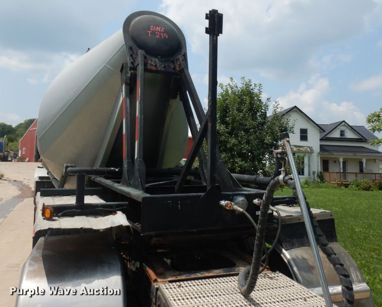 image for item IL9894 1996 Fruehauf  pneumatic dry bulk trailer