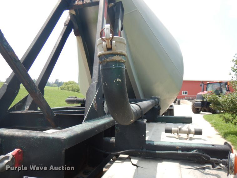 image for item IL9894 1996 Fruehauf  pneumatic dry bulk trailer