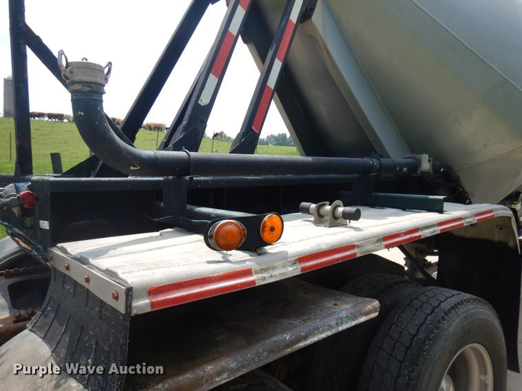 image for item IL9894 1996 Fruehauf  pneumatic dry bulk trailer
