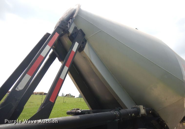 image for item IL9894 1996 Fruehauf  pneumatic dry bulk trailer