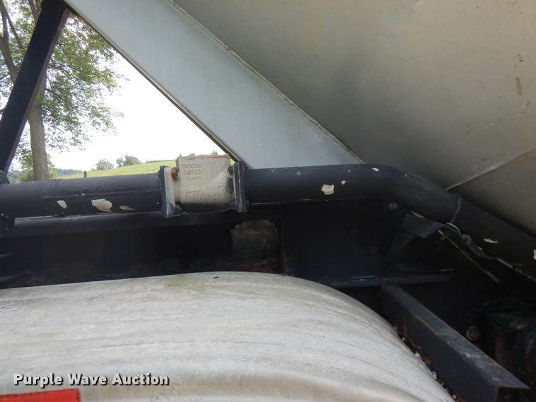 image for item IL9894 1996 Fruehauf  pneumatic dry bulk trailer