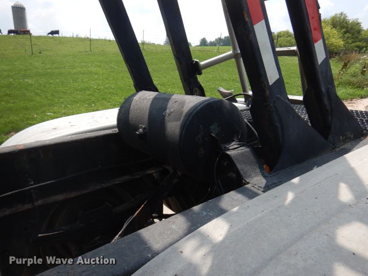 image for item IL9894 1996 Fruehauf  pneumatic dry bulk trailer