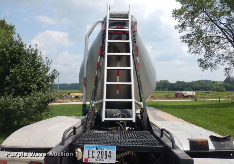 image for item IL9894 1996 Fruehauf  pneumatic dry bulk trailer