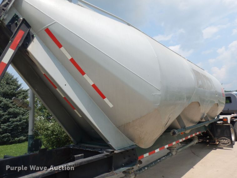 image for item IL9894 1996 Fruehauf  pneumatic dry bulk trailer