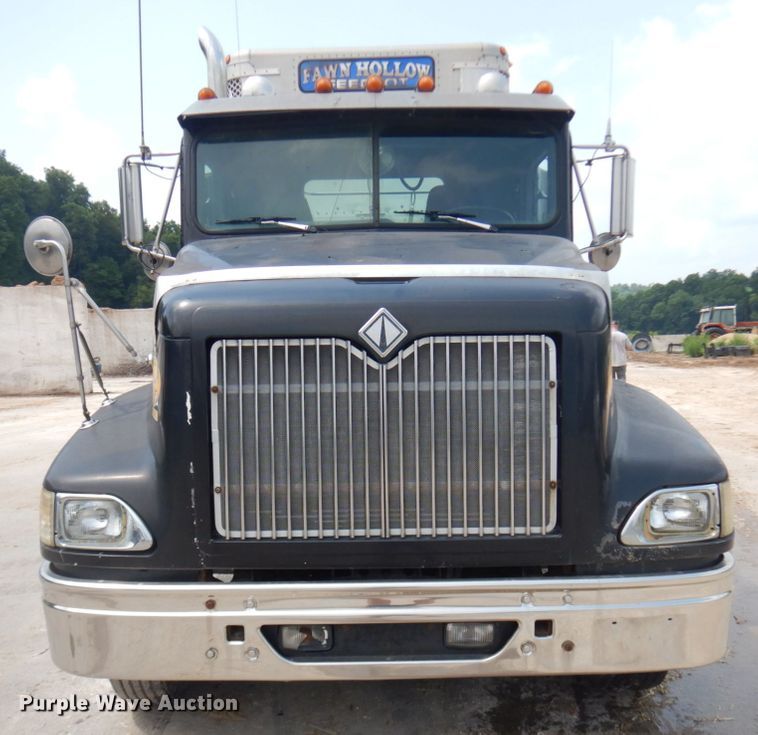 image for item IL9896 1998 International 9200  semi truck