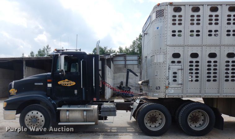 image for item IL9896 1998 International 9200  semi truck