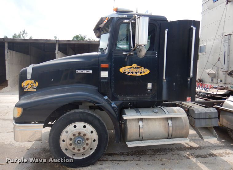image for item IL9896 1998 International 9200  semi truck