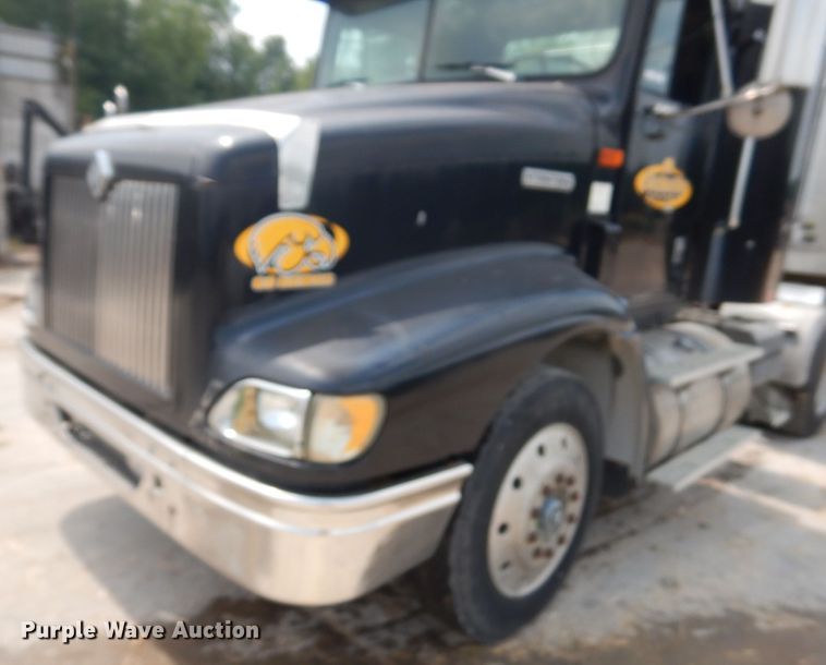 image for item IL9896 1998 International 9200  semi truck