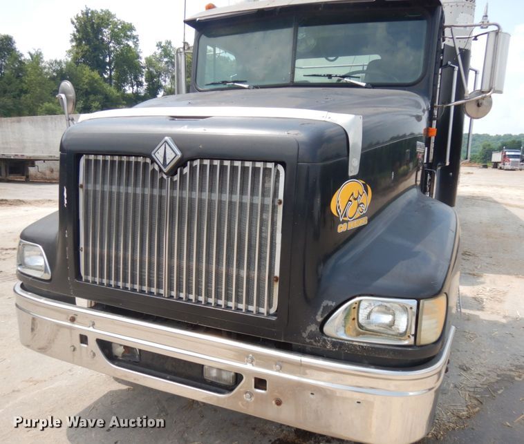 image for item IL9896 1998 International 9200  semi truck