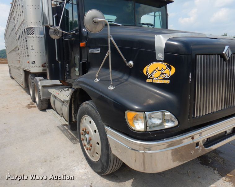 image for item IL9896 1998 International 9200  semi truck