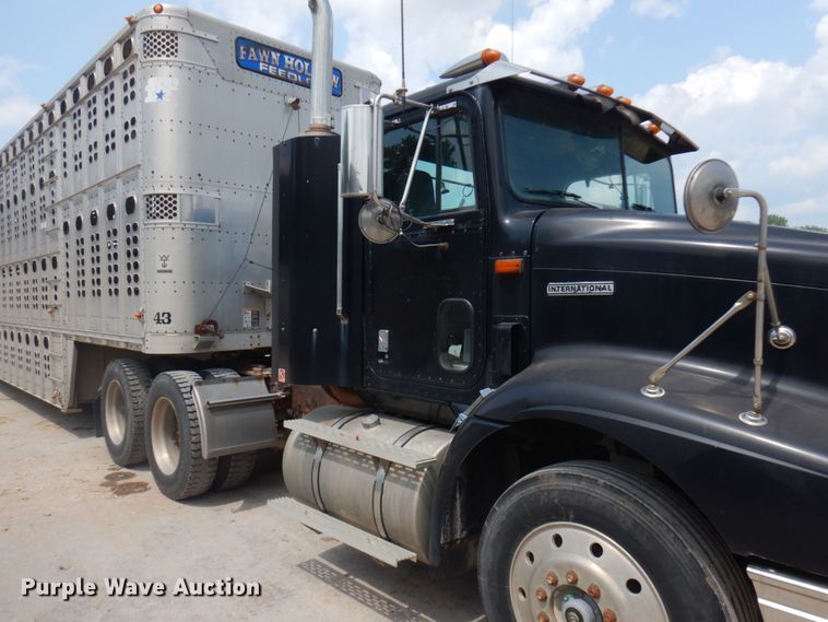 image for item IL9896 1998 International 9200  semi truck