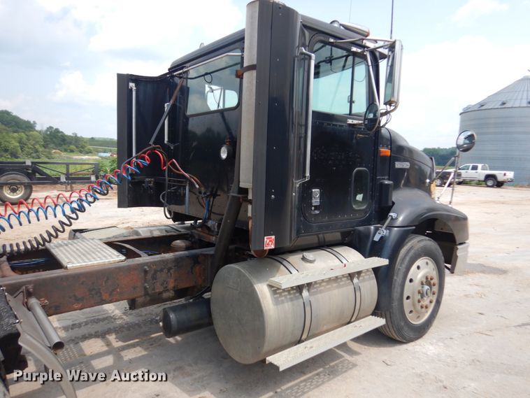 image for item IL9896 1998 International 9200  semi truck