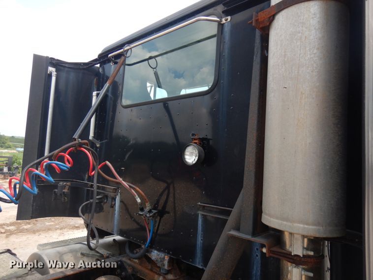 image for item IL9896 1998 International 9200  semi truck