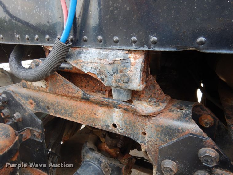 image for item IL9896 1998 International 9200  semi truck