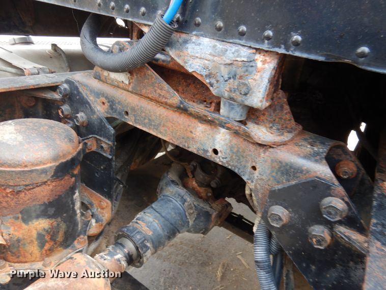 image for item IL9896 1998 International 9200  semi truck