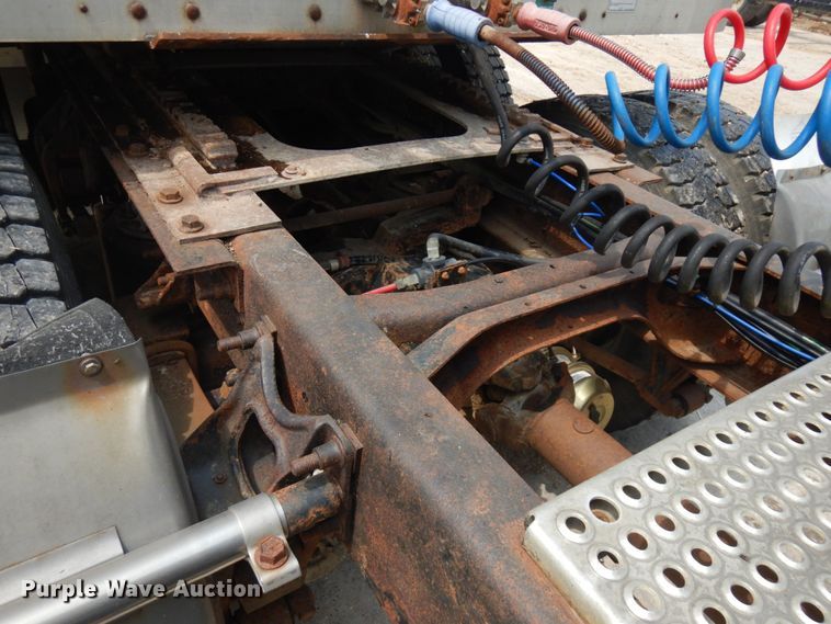 image for item IL9896 1998 International 9200  semi truck