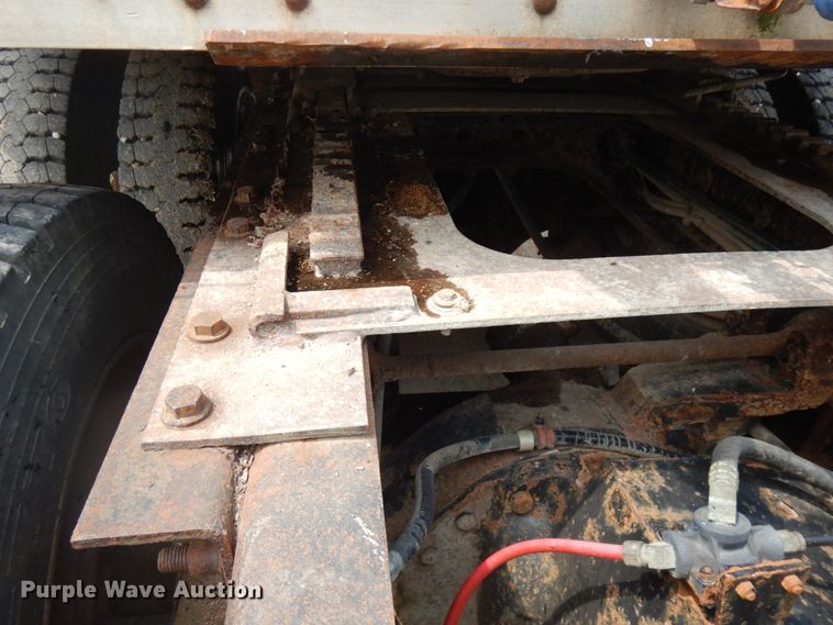 image for item IL9896 1998 International 9200  semi truck