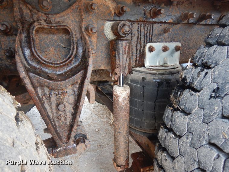 image for item IL9896 1998 International 9200  semi truck