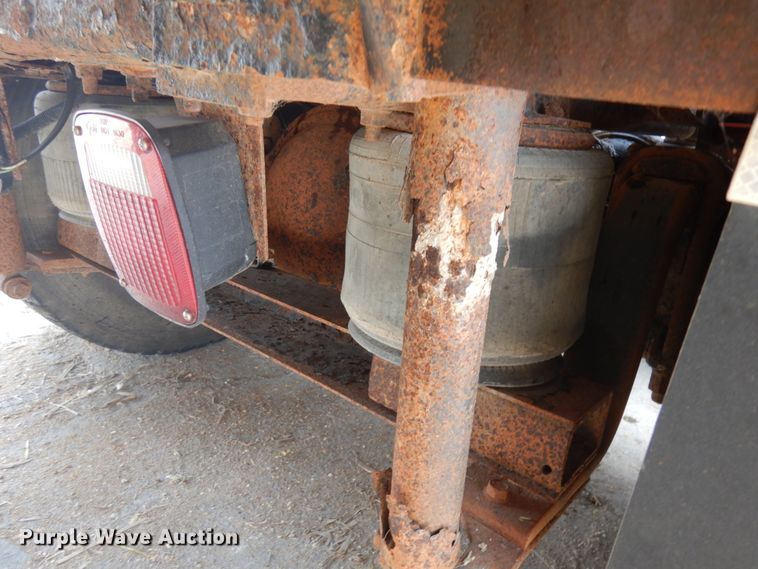 image for item IL9896 1998 International 9200  semi truck