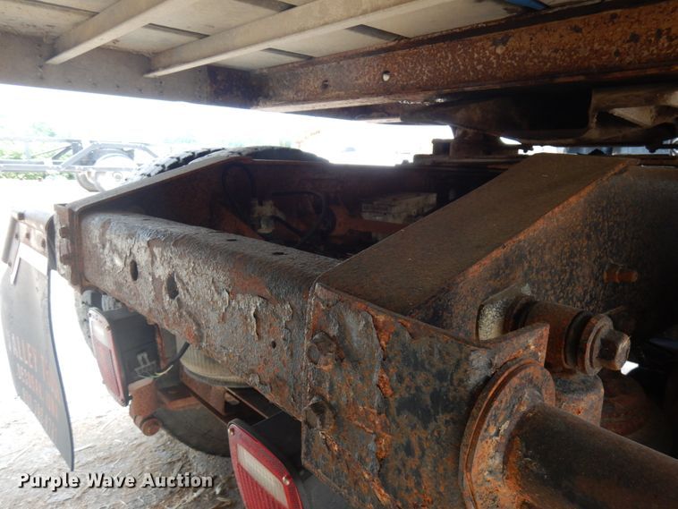 image for item IL9896 1998 International 9200  semi truck