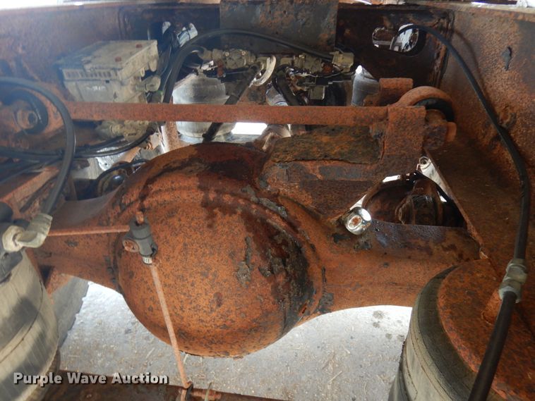 image for item IL9896 1998 International 9200  semi truck