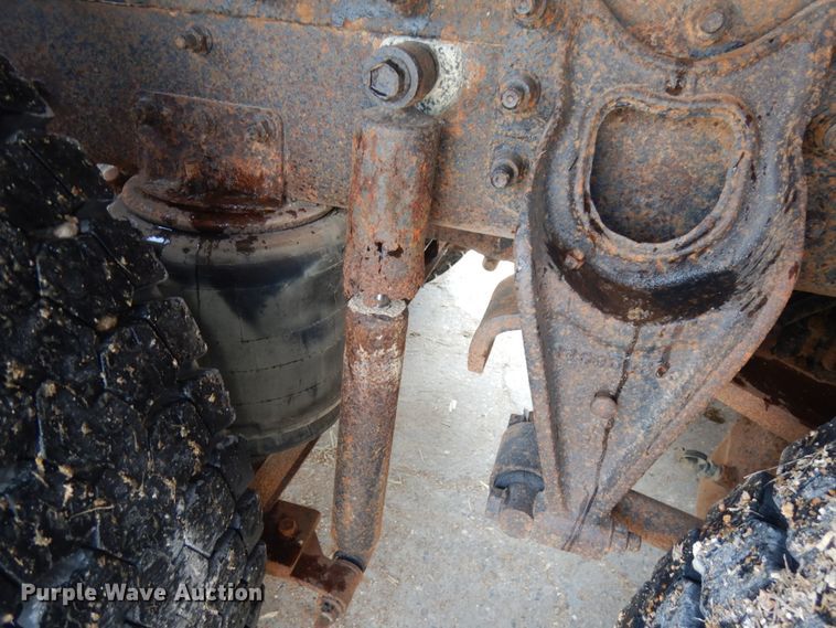 image for item IL9896 1998 International 9200  semi truck