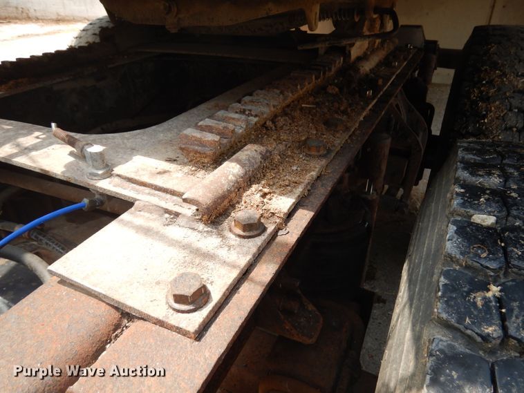 image for item IL9896 1998 International 9200  semi truck