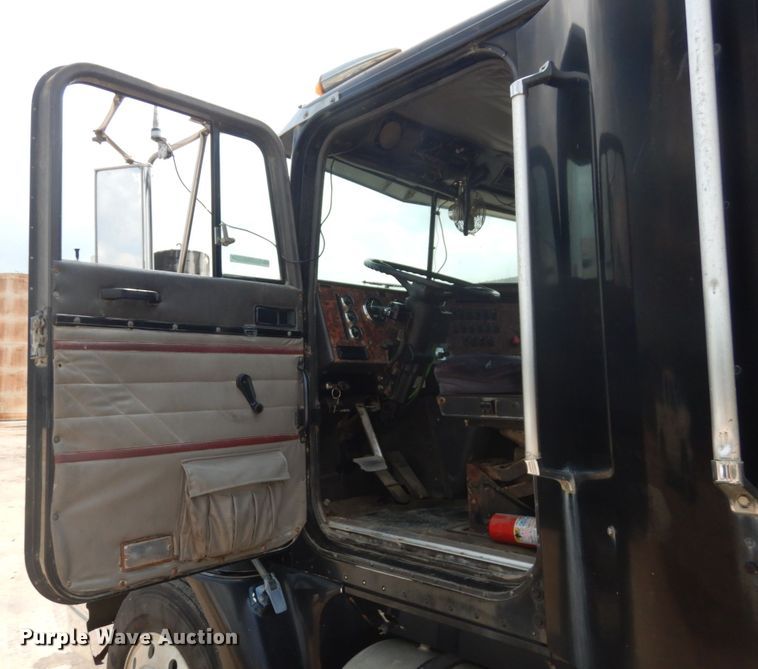 image for item IL9896 1998 International 9200  semi truck