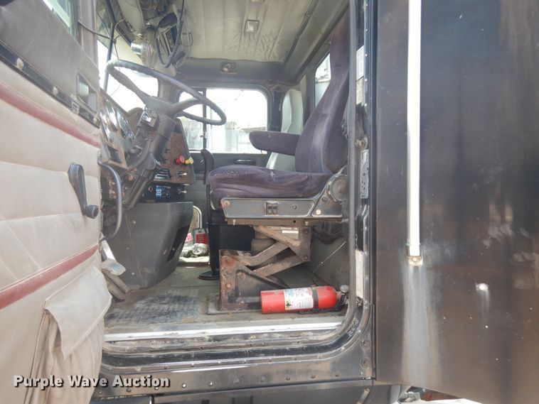 image for item IL9896 1998 International 9200  semi truck