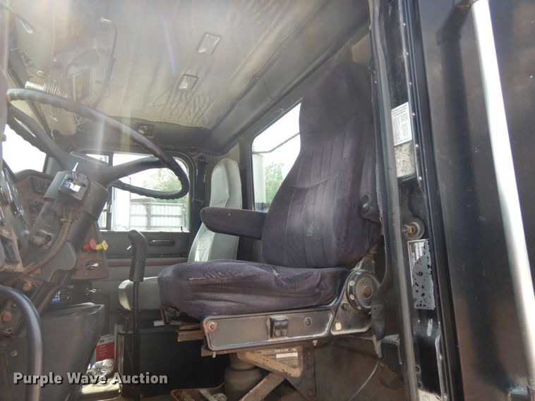 image for item IL9896 1998 International 9200  semi truck