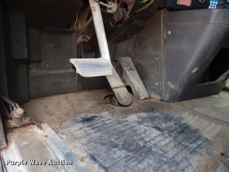 image for item IL9896 1998 International 9200  semi truck