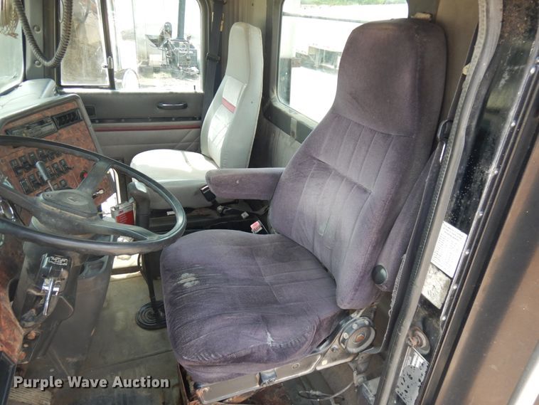 image for item IL9896 1998 International 9200  semi truck