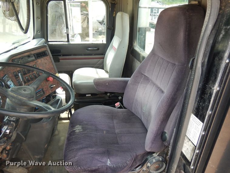 image for item IL9896 1998 International 9200  semi truck