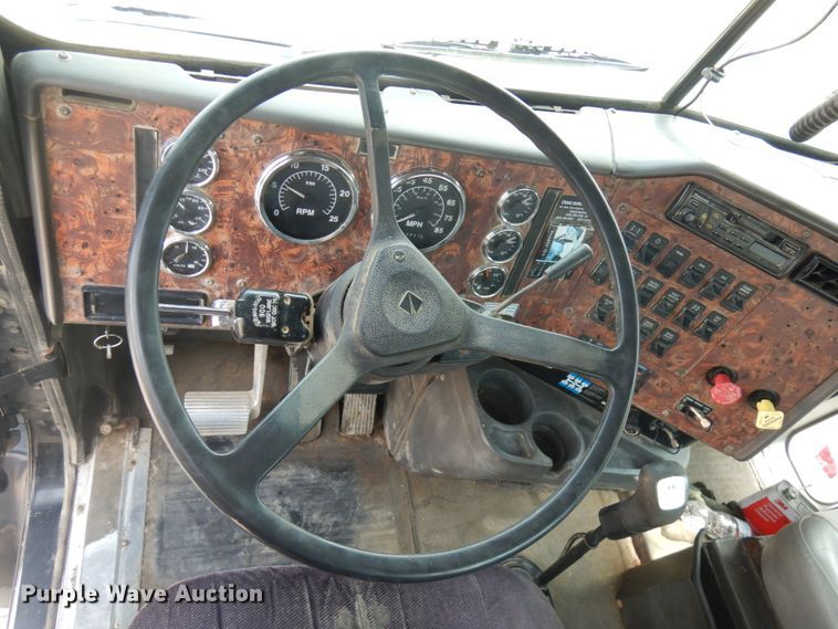 image for item IL9896 1998 International 9200  semi truck