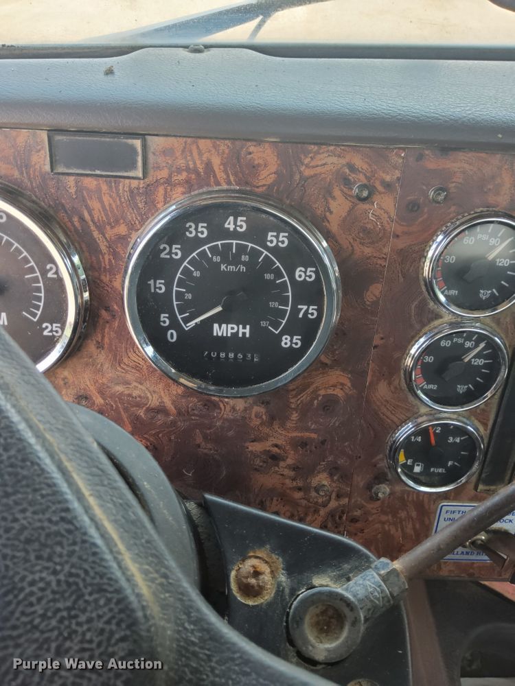 image for item IL9896 1998 International 9200  semi truck