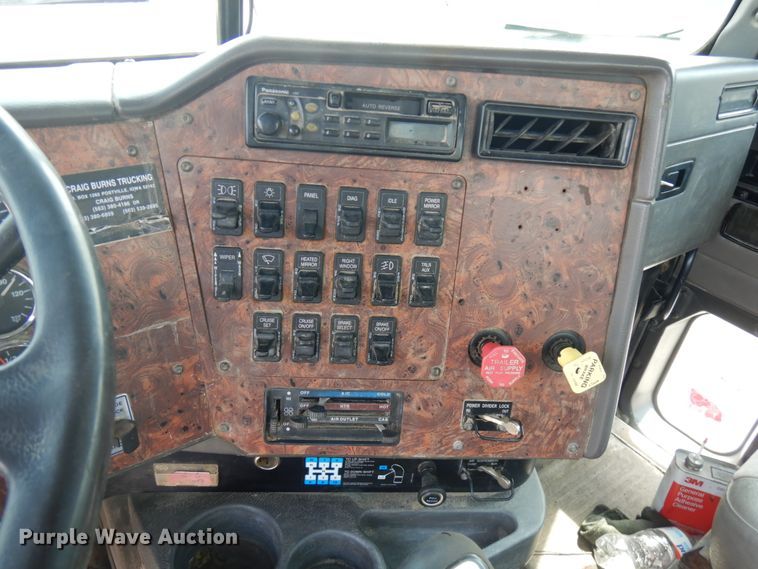 image for item IL9896 1998 International 9200  semi truck