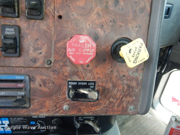 image for item IL9896 1998 International 9200  semi truck