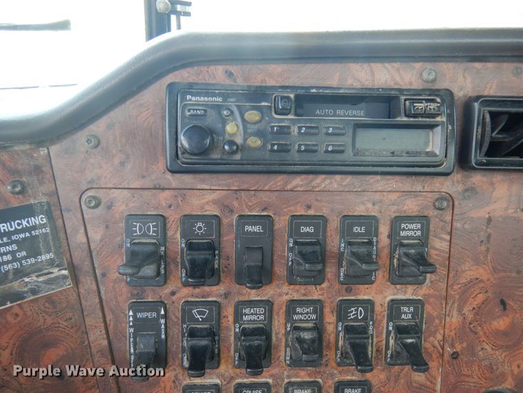 image for item IL9896 1998 International 9200  semi truck