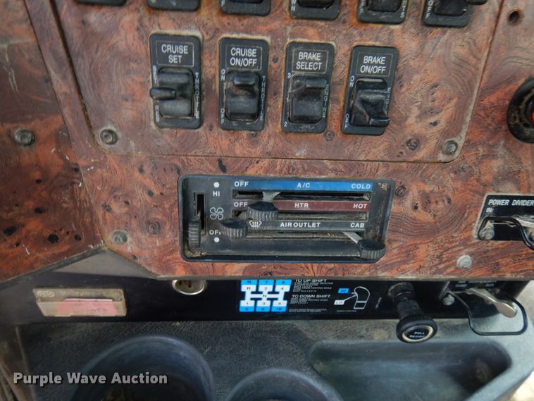 image for item IL9896 1998 International 9200  semi truck