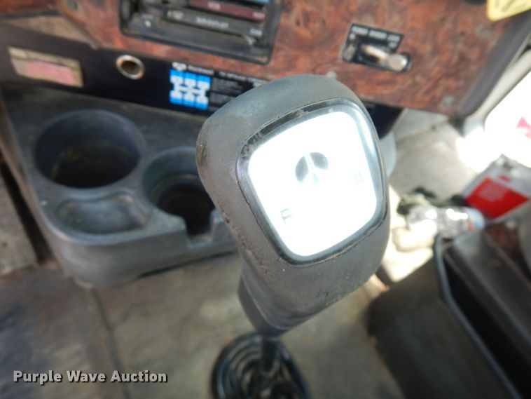 image for item IL9896 1998 International 9200  semi truck